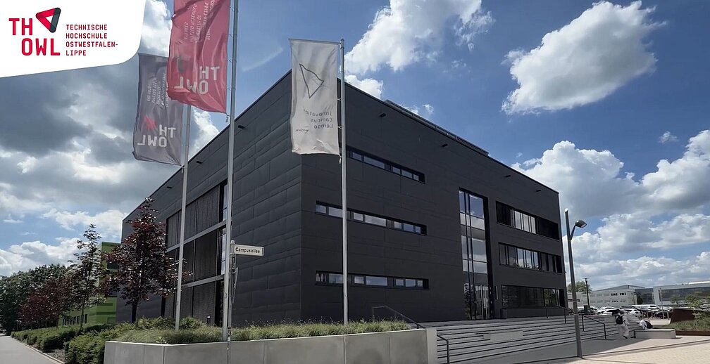 Laborgebäuder der TH-OWL mit Fahnen im Vordergrund