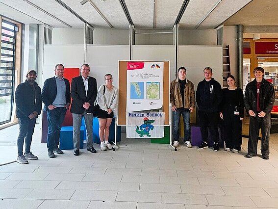 Gruppenbild im Foyer auf dem Campus Detmold