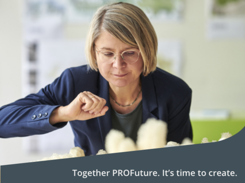 Bild von Prof.in Aufmkolk mit Schriftzug: It's time to create.