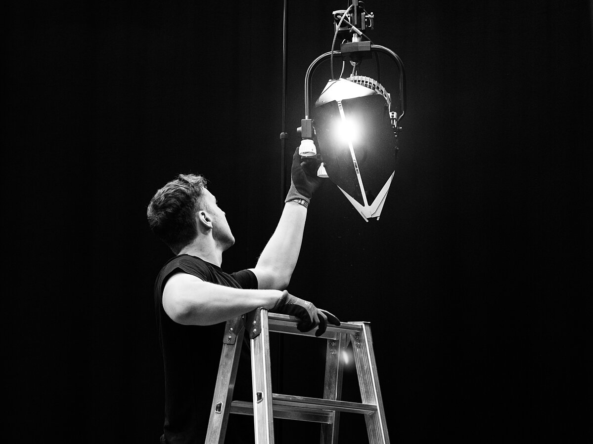 eine Person stellt gerade das Licht ein