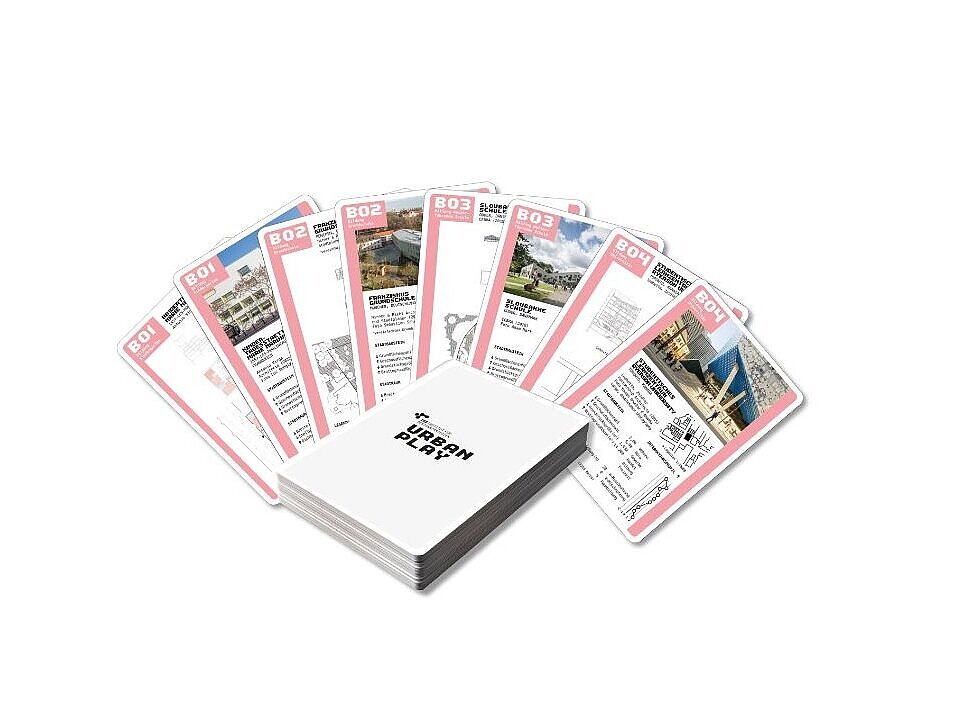 Grafik: Ein Stapel Spielakarten liegt im Vordergrund. Dahinter befinden sich acht aufgefächerte Spielkarten, die Gebäude zeigen. Die Karten erinnern an ein Quartettspiel.