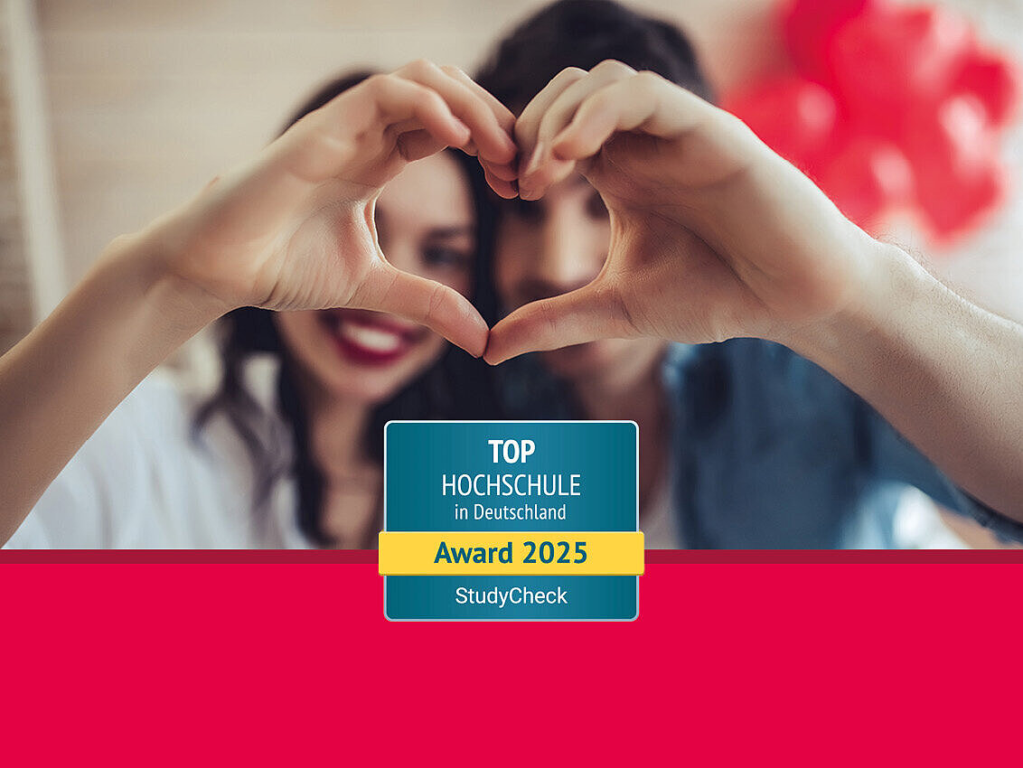 Frau und Mann bilden aus Händen ein Herz. Text: Top Hochschule in Deutschland, StudyCheck Award 2025