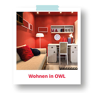 Wohnangebote Polaroidfoto eines möblierten Studentenzimmers mit Schreibtisch und Sofa. Sichtbarer Text: ‚Wohnen in OWL‘.