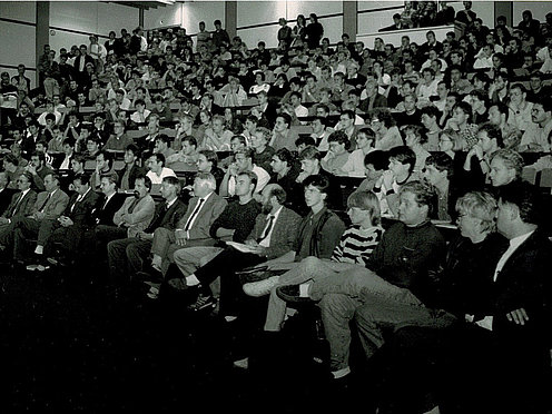 Semesteranfang ws 1990 Stark gefüllter Hörsaal mit Erstsemestern im Wintersemester 1990