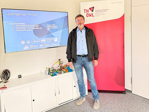 Jahrzehntelange Verbindung nutzt Studierenden Foto: Ein Mann in dunkler Jacke und Jeans steht im Büro des TH-OWL-Präsidenten.