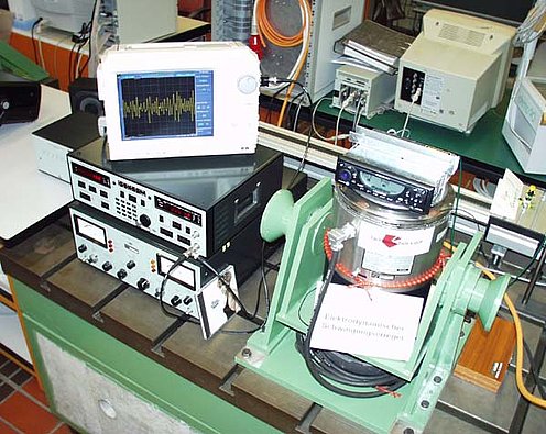 Picture: Experiment on vibration with a CD car radio
