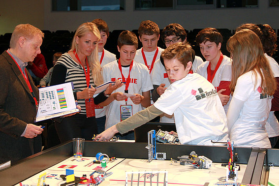 Die Schülerinnen und Schüler der Roboter AG der Hochschule OWL überzeugten die Jury unter anderem in der Kategorie Robot-Game und belegten insgesamt den zweiten Platz.