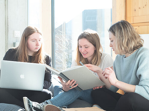 Studentinnen_lernen_gemeinam Studentinnen_lernen_gemeinam