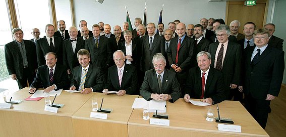 Grafik: Unterzeichnung NRW-Zukunftspakt mit Ministerpräsident Jürgen Rüttgers und Prorektorin Prof.'in Dr. Marianne Grupe (FH LuH, in Vertretung von Rektor Prof. Tilmann Fischer)