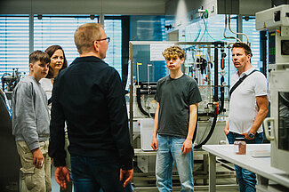 Besuchergruppe bei einer Laborführung.