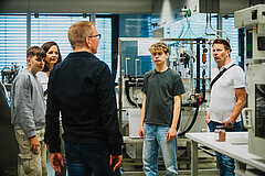 Besuchergruppe bei einer Laborführung.