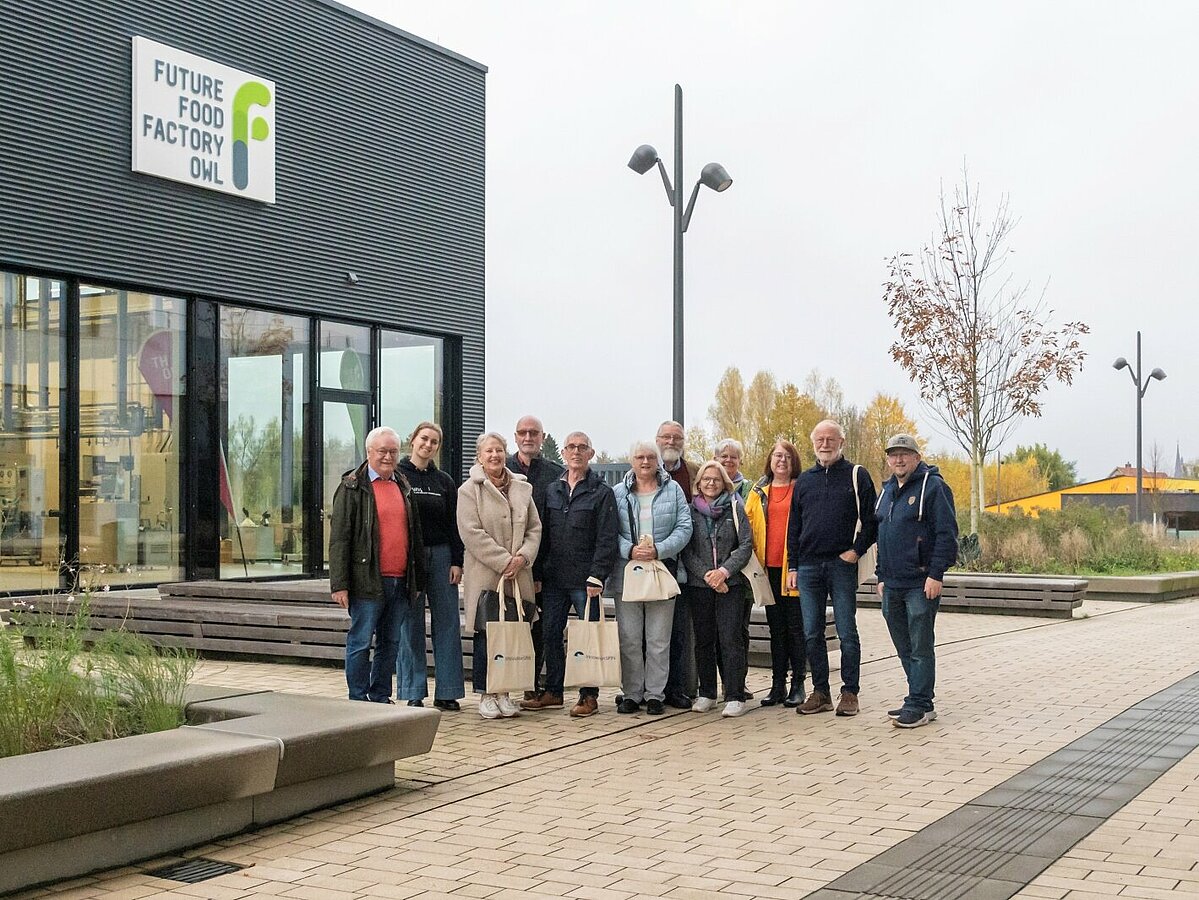 Gruppenbild mit Alumni.