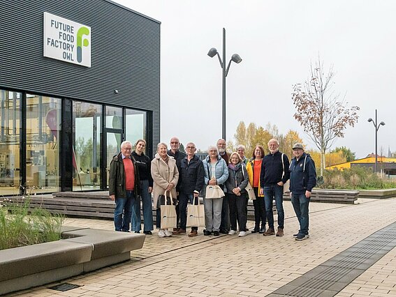 Gruppenbild mit Alumni.