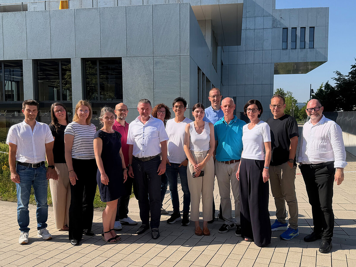 Gruppenfoto: 14 Personen stehen vor dem InnovationSPIN auf dem Camous in Lemgo.