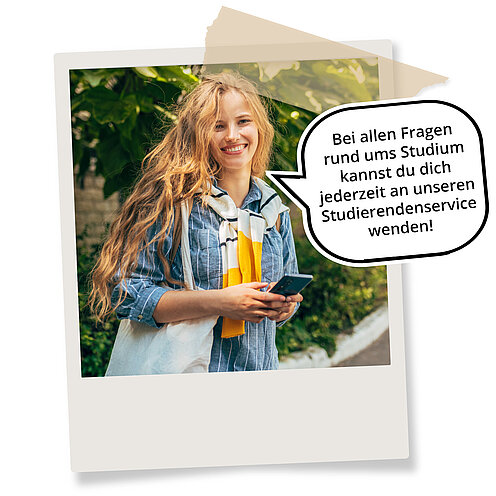 Polaroidfoto einer Studentin mit Smartphone im Grünen. Sprechblase: ‚Bei allen Fragen rund ums Studium kannst du dich jederzeit an unseren Studierendenservice wenden!‘