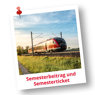 Semesterbeitrag und Semesterticket Polaroidfoto eines roten Zuges auf Bahngleisen in ländlicher Umgebung. Sichtbarer Text: ‚Semesterbeitrag und Semesterticket‘.