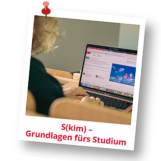 Informationen zum S(kim) Polaroidfoto einer Person mit Laptop im Hörsaal. Auf dem Bildschirm ist eine Hochschulplattform geöffnet. Sichtbarer Text: ‚S(kim) – Grundlagen fürs Studium‘.