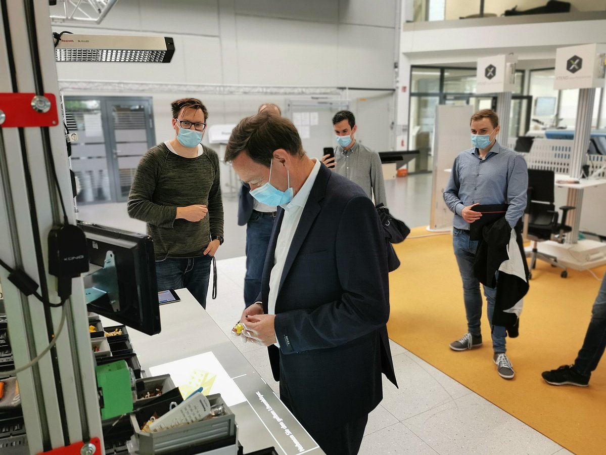 CINI4.0: Konvergente Netzwerkarchitektur für die Industrie 4.0. Gäste aus Belgien. Gäste begutachten die Demonstratoren.