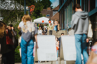 Viele Besucher:innen auf dem Kreativ Campus in Detmold.