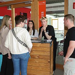 Just ask! Students of the Detmold School of Architecture and Interior Design in exchange with prospective students.