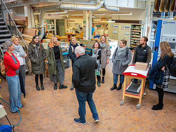 Foto: Elf Personen besichtigen ein Labor des Fachbereichs Produktion und Holztechnik der TH OWL.