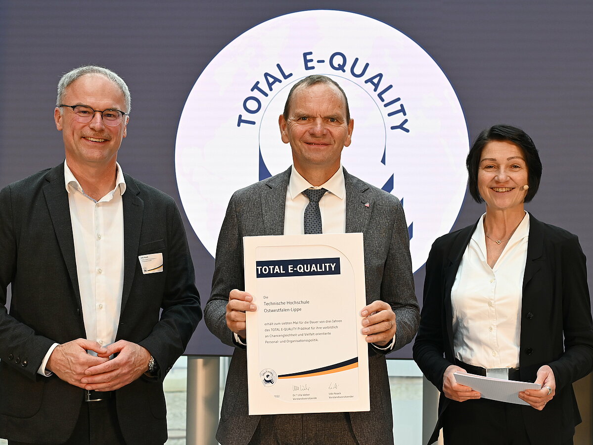 v.l. Udo Noack, Vorstandsvorsitzender von TOTAL E-QUALITY e.V., Professor Jürgen Krahl, Präsident der Technischen Hochschule Ostwestfalen-Lippe und Dr.in Ulla Weber, Vorstandsvorsitzende von TOTAL E-QUALITY Deutschland e. V.