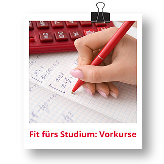 Vorkurse Polaroidfoto einer Hand, die mathematische Formeln in ein kariertes Heft schreibt. Sichtbarer Text: ‚Fit fürs Studium: Vorkurse‘.