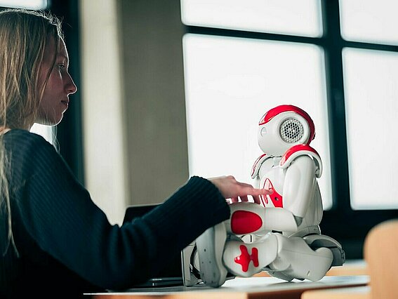 In den Masterstudiengängen des Fachbereiches Elektrotechnik und Technische Informatik schätzen die Studierenden den Kontakt zur Berufspraxis sehr hoch ein. Foto: TH OWL