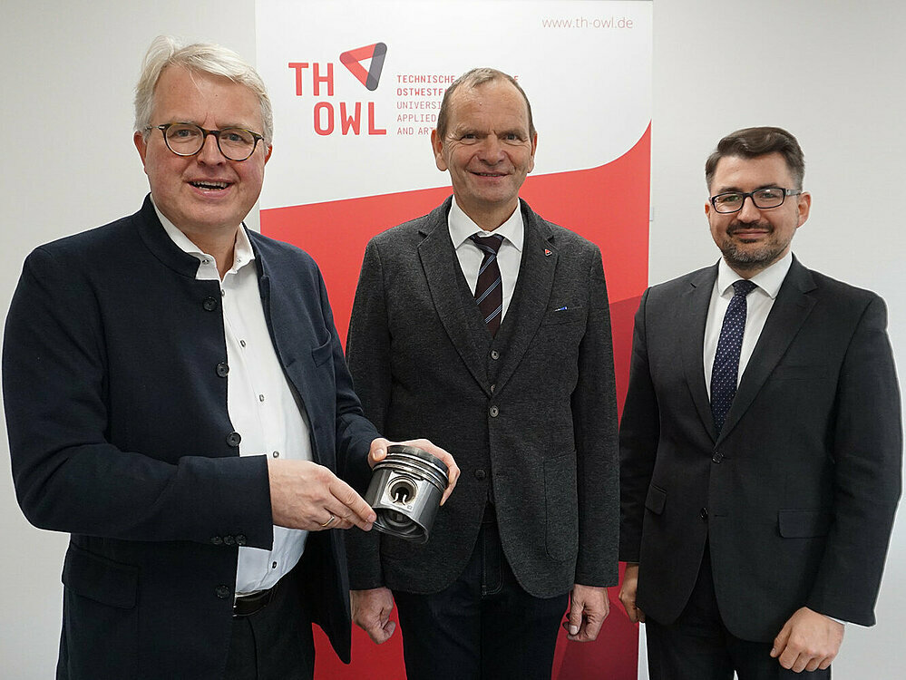 Hochschulpräsident Professor Dr. Jürgen Krahl (Mitte) erläuterte den FDP-Bundestagsabgeordneten Frank Schäffler (links) und Christian Sauter (rechts) bei einem persönlichen Besuch in der Technischen Hochschule OWL das Projekt "postfossile Mobilität".