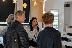 Neugier trifft Erfahrung: In entspannter Atmosphäre entstehen interessante Gespräche.