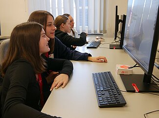 Mehrere Mädchen schauen sich auf dem Computern an, was für einen weiten Weg das Wasser bis zum Wasserhahn durchlebt.  