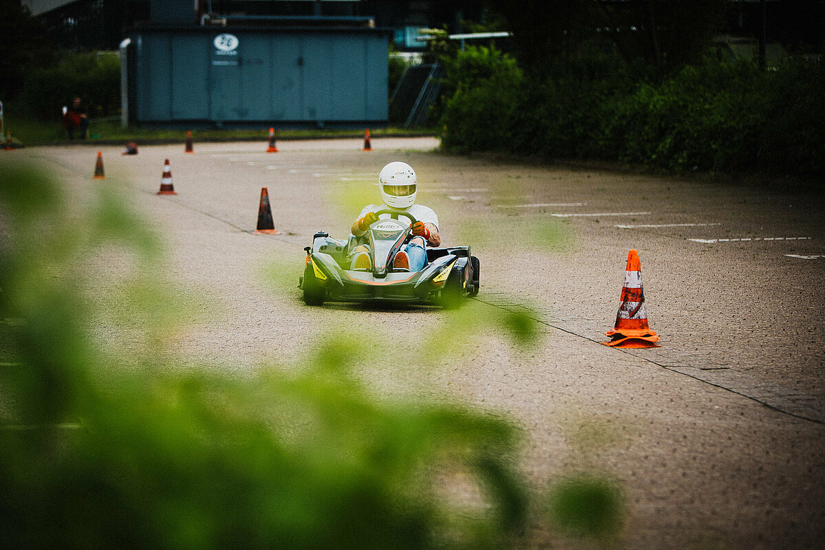 In Lemgo zeigten die technischen Studiengänge wieviel Power in ihnen steckt. Das OWL Racing Team fuhr den ganzen Tag Runden mit ihren Rennwagen (Verbrenner und Elektro).
