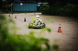 In Lemgo zeigten die technischen Studiengänge wieviel Power in ihnen steckt. Das OWL Racing Team fuhr den ganzen Tag Runden mit ihren Rennwagen (Verbrenner und Elektro).