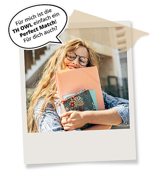 Polaroidfoto einer zufriedenen Studentin mit Unterlagen. Sprechblase: ‚Für mich ist die TH OWL einfach ein Perfect Match! Für dich auch?‘
