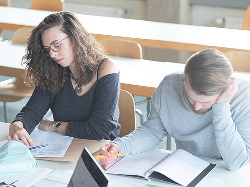 Zwei_Studierende_lernen Zwei_Studierende_lernen