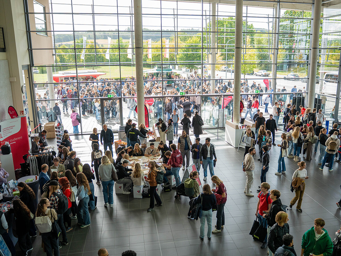 [Translate to Englisch:] Die Studierenden informieren sich im Foyer an den Infoständen. Die Mitmach-Aktionen war gut besucht und halfen beim Knüpfen neuer Kontakte.