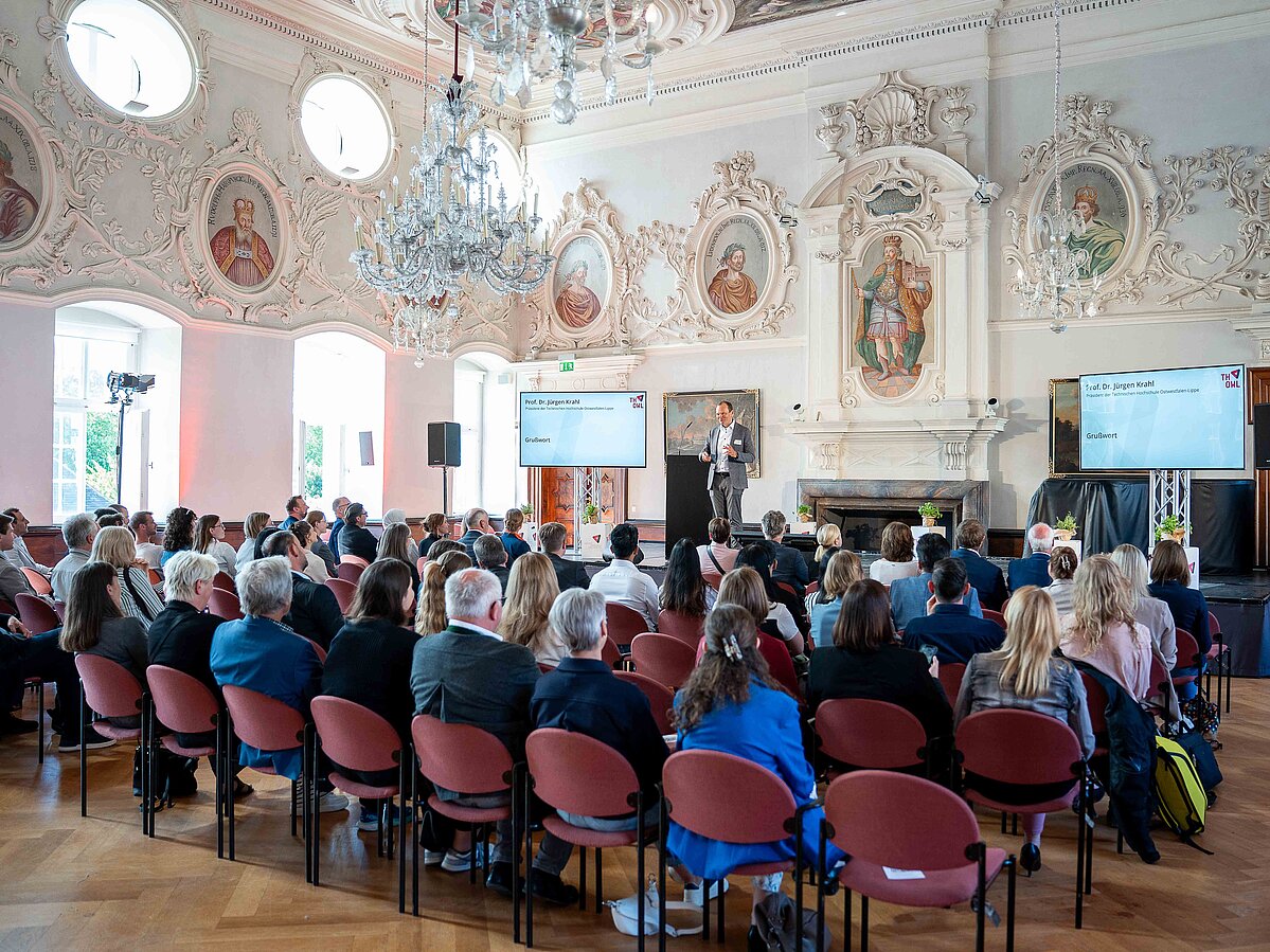 Der Präsident der TH OWL, Prod. Dr. Jürgen Krahl begrüsste die Gäste und erläuterte die Bedeutung, die nachhaltiges Engagement an der Hochschule für die Transformation in die Gesellschaft hat.