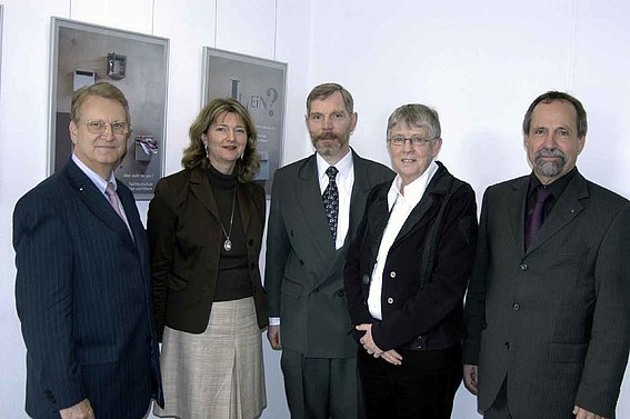 Grafik: Das neue Rektorat der FH LuH (v. l.): Kanzler Hellmuth Hoffstetter, Prof.'in Dr. Uta Pottgiesser, Prof. Dr. Franz-Josef Villmer, Prof.'in Dr. Marianne Grupe, Rektor Prof. Tilmann Fischer.