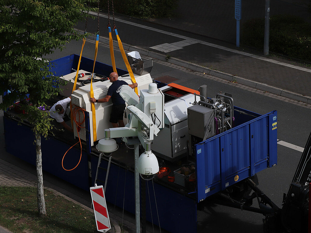 LKW Anhänger beladen mit schweren Maschinen für die Back- und Süßwarenherstellung