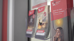 Flyerregal, in dem Flyer zum Angebot der Studienmethodik liegen