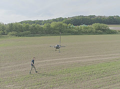 Feld wird mit Drohne überflogen