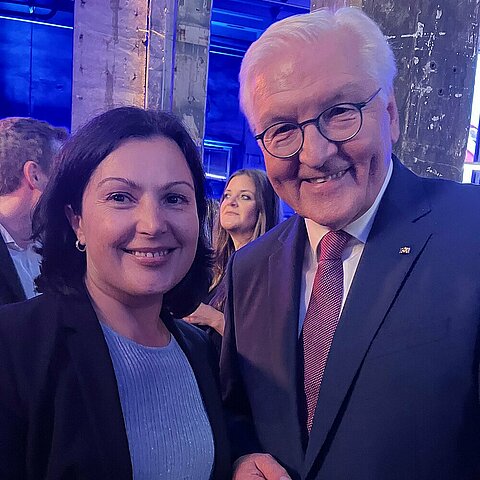 Professorin Helene Dörksen und Bundespräsident Frank-Walter Steinmeier tauschen sich über Geschlechterbestimmung im Brutei aus
