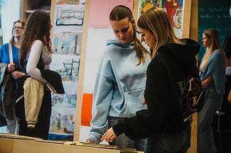 Die ausgestellten Arbeiten der Studierenden in Detmold zogen viele Interessierte an.