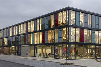Das Gebäude "Der Riegel" am Campus Detmold.