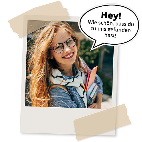 Polaroidfoto einer lächelnden Studentin mit Büchern, die die Besucher:innen der Website begrüßt. Sprechblase: ‚Hey! Wie schön, dass du zu uns gefunden hast!‘
