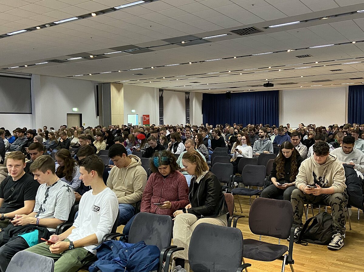 Studierende an dihren Smartphones