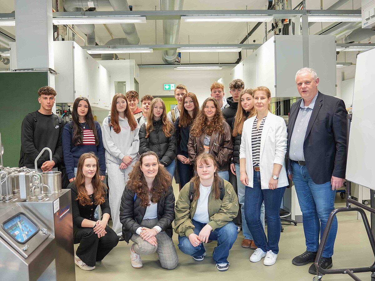 Gruppenfoto in einem Labor des Fachbereichs Life Science Technologie