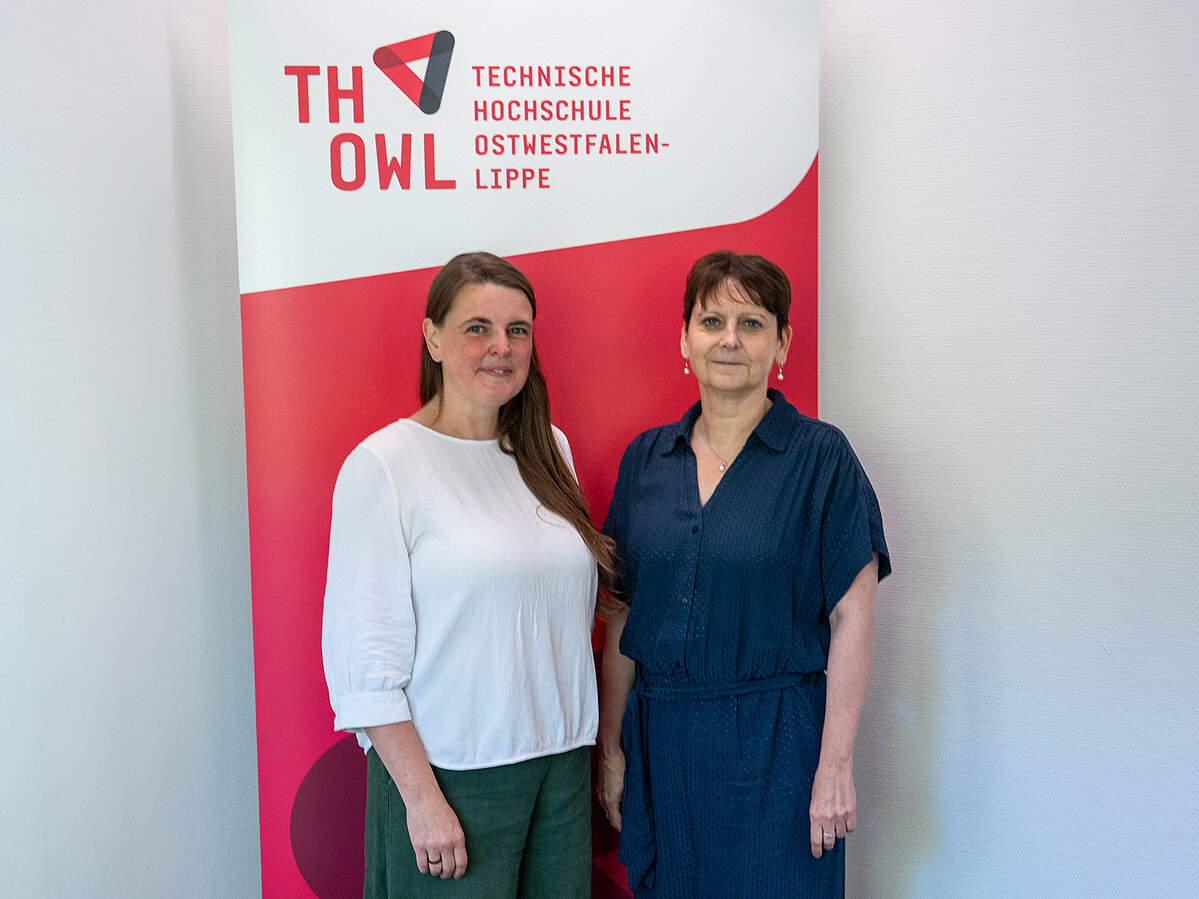 Pflanzen, Wirkstoffe und die Freude am Vermitteln Foto: Zwei Frauen stehen vor einem Roll-up-Display der TH OWL.