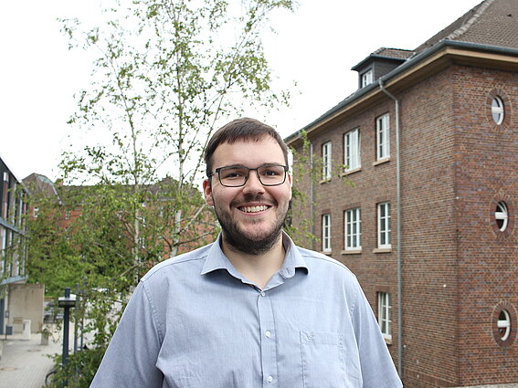 Luis Heubaum is standing on the Kreativ Campus Detmold. To the right is a historically protected former barracks building that the University uses.