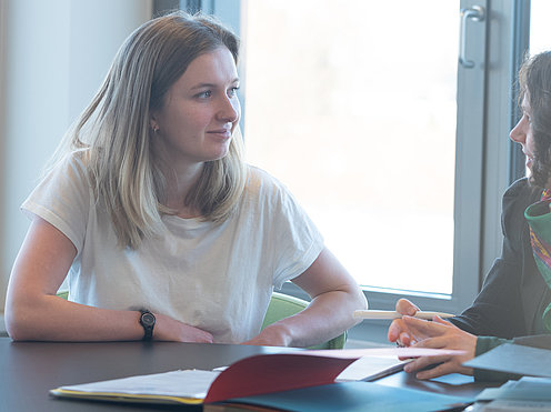 Studierende wird beraten